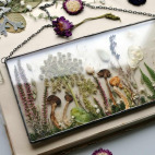 szklany-obraz-z-grzybami-rekodzielo-obok-kwiatow-3/4